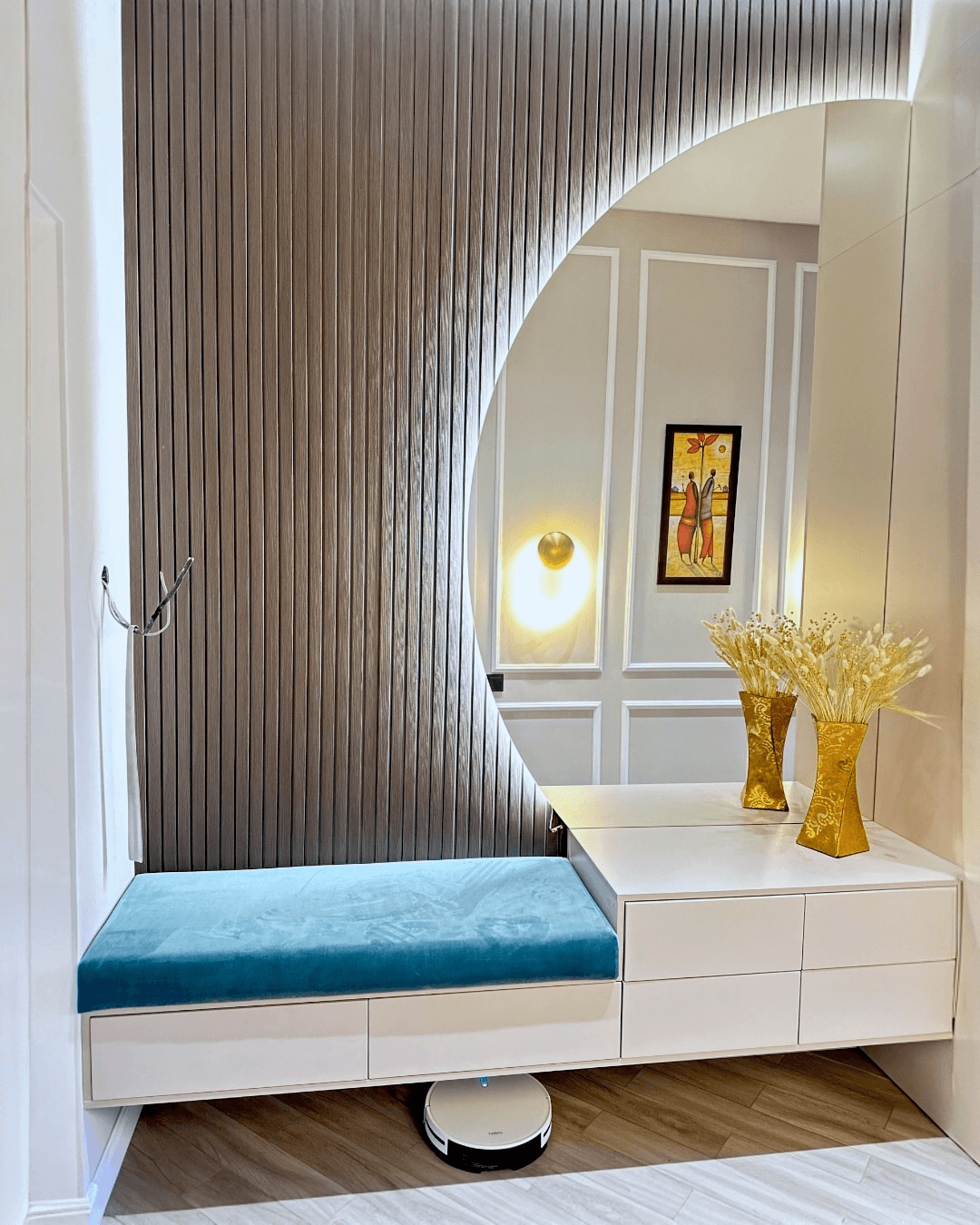 Гостиная с мебелью и витринным хранением