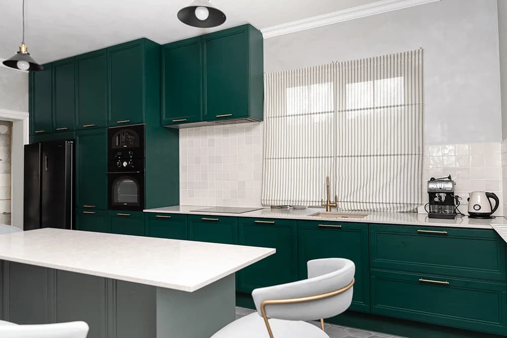 Интерьер кухни с мебелью по индивидуальному проекту